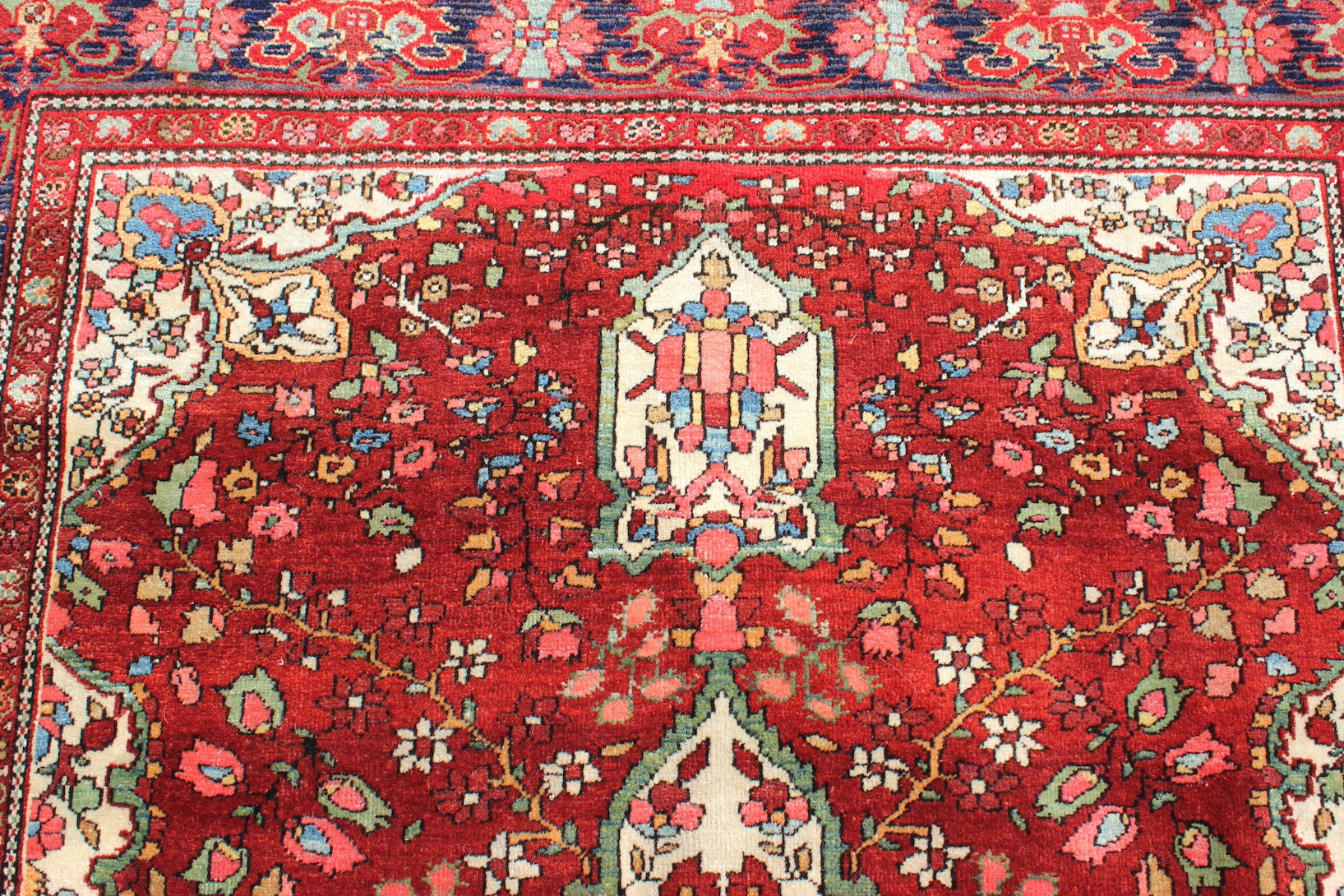 Antique Saruk rug - Image 2