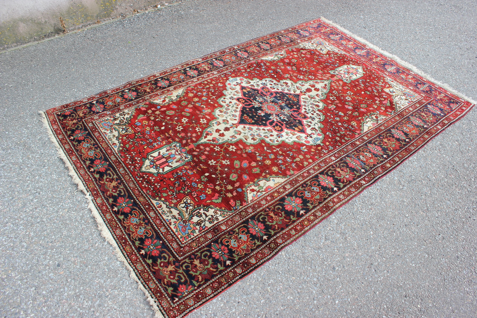 Antique Saruk rug - Image 3