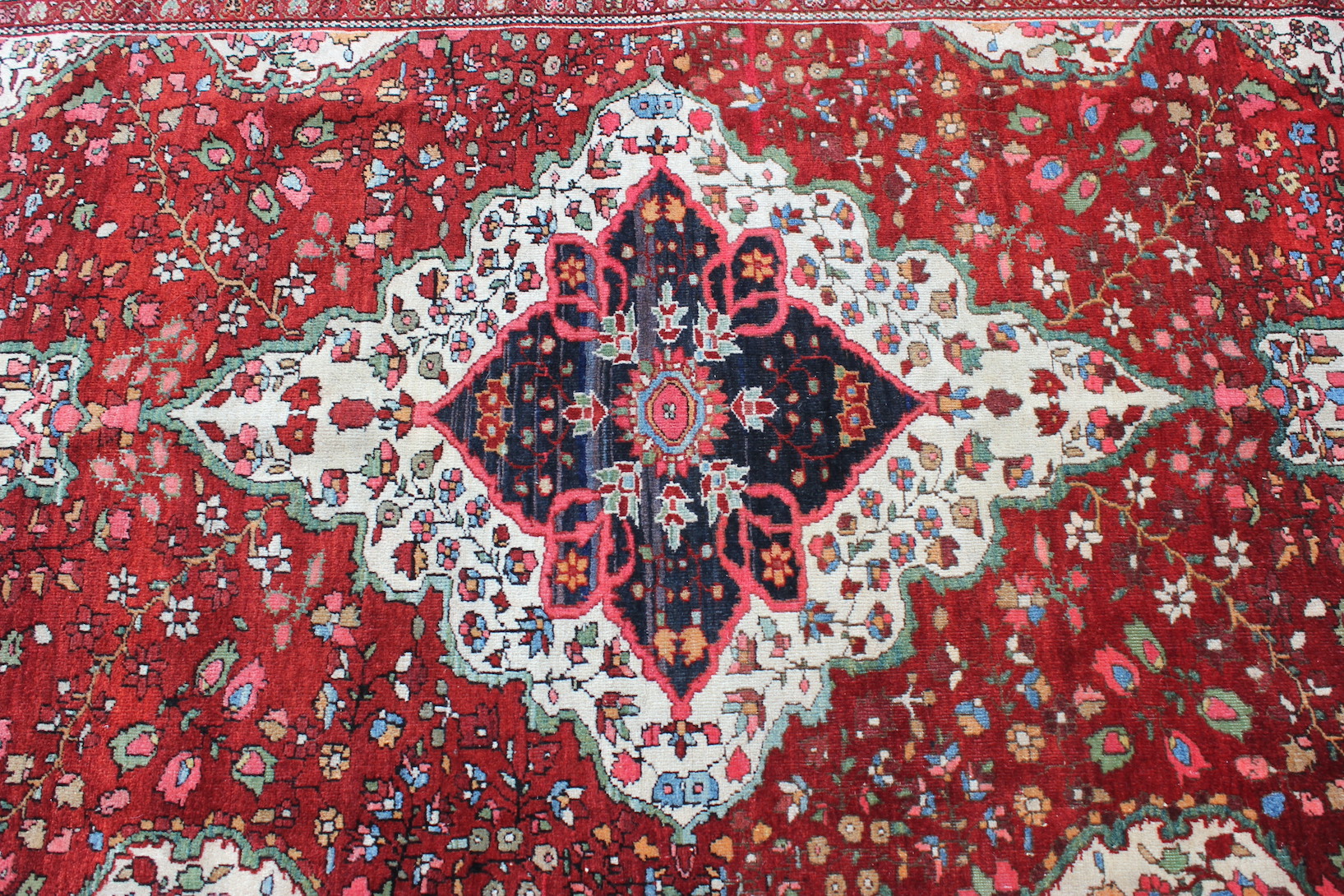 Antique Saruk rug - Image 4