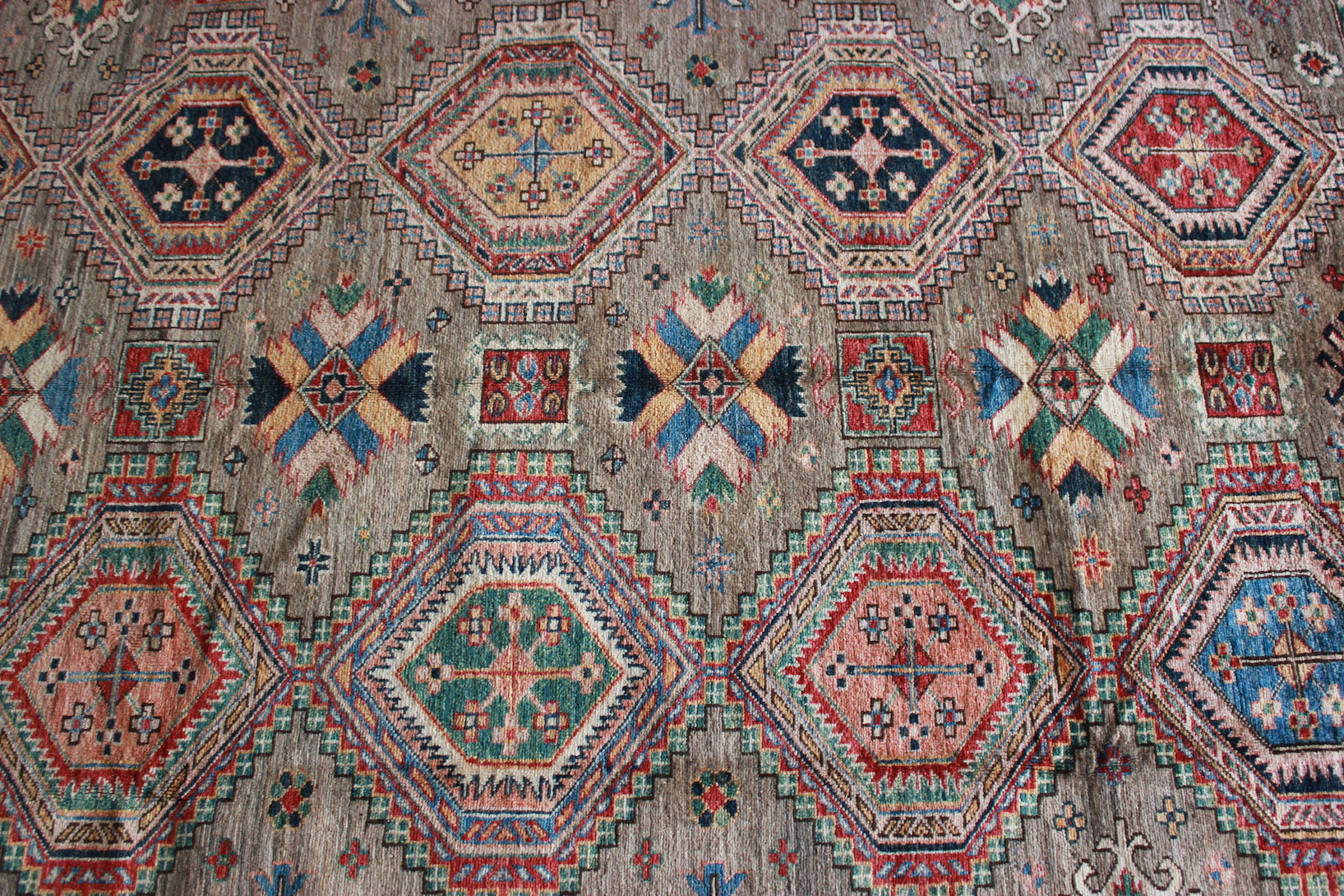 Fine Grade Kazak rug - Image 2